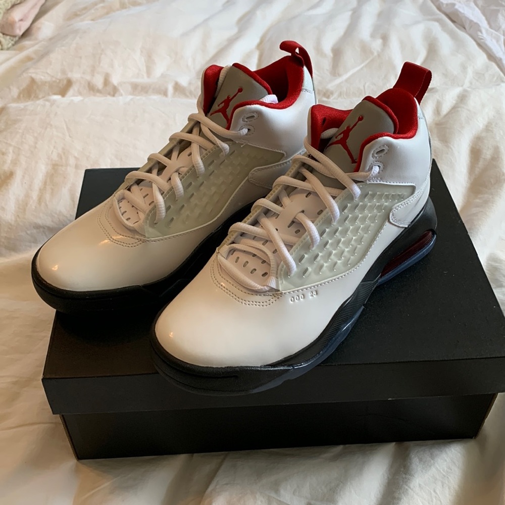 Nike Jordan Maxin 200 (GS) size 6.5. Brand new with the original box and sticker